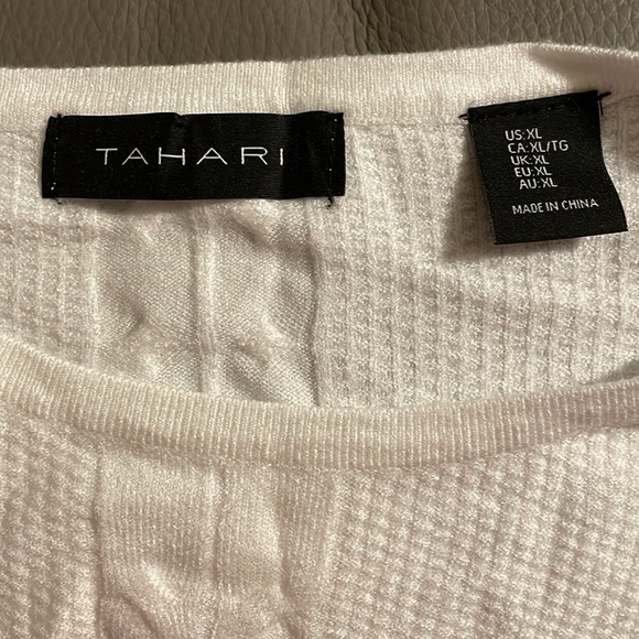 TAHARI VISCOSE BLEND SWEATER. - Picture 8 of 9